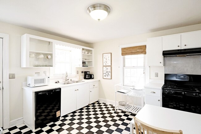 Building Photo - Charming City Cottage With Fenced Yard