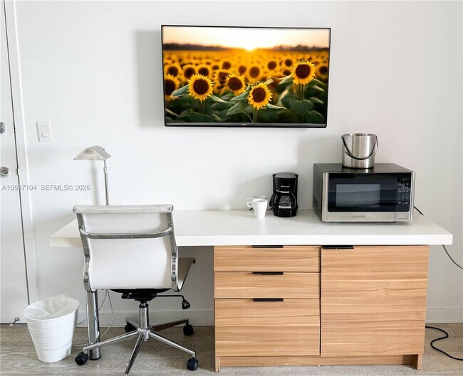 Building Photo - 2602 E Hallandale Beach Blvd