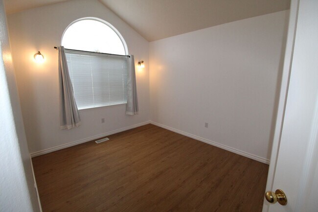 Building Photo - 3922 E Siskin Ln