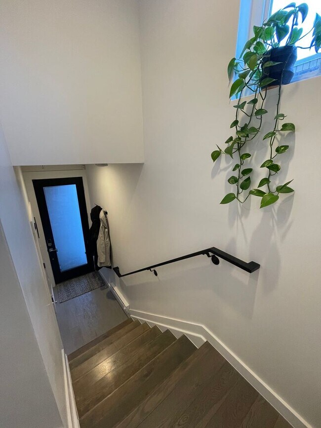 Building Photo - Modern 2BR + Office Townhome with Rooftop Deck in Prime Sunnyside/Highlands Location