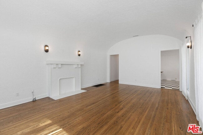 Building Photo - 1293 S Sycamore Ave