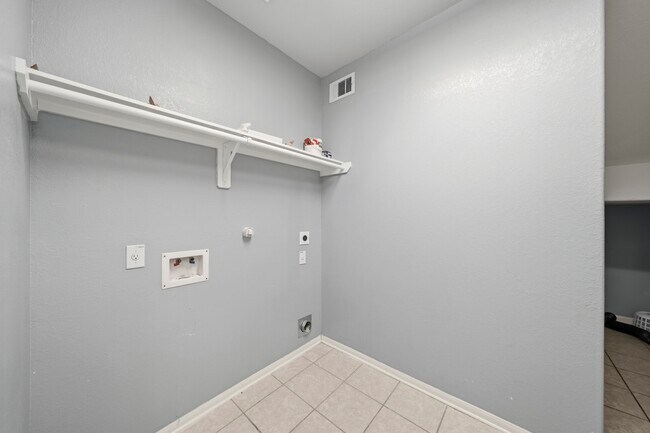 Building Photo - 2 Garden Spring Ct