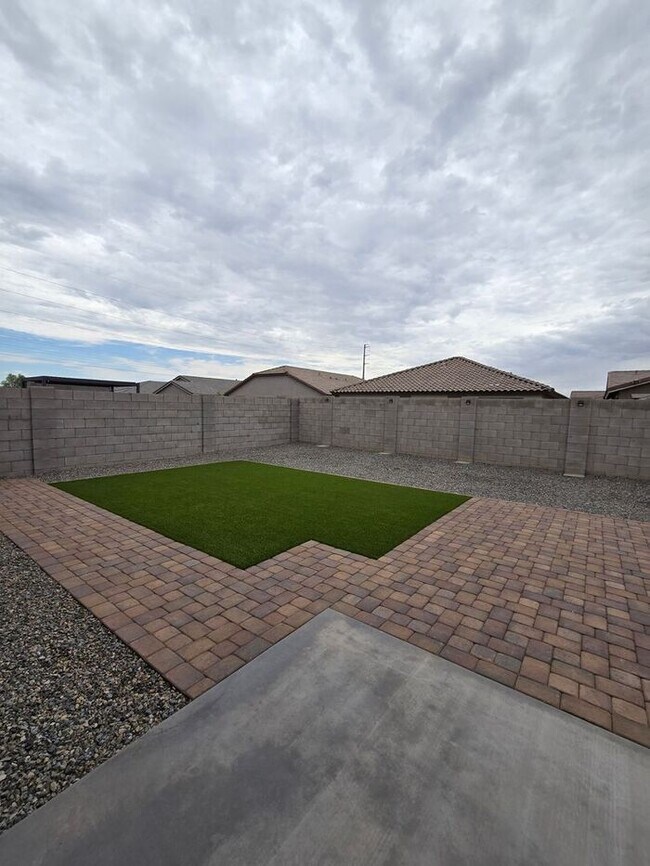 Building Photo - 3 Bedroom, 2 Bath Available Plus a Den!!! ...