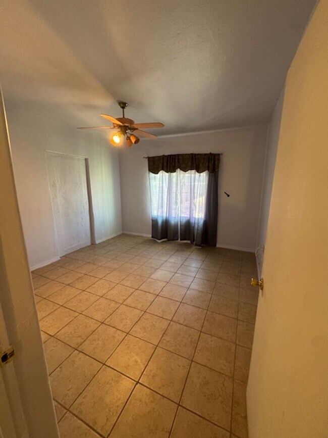 Building Photo - South- 3 bedroom/ 1 bathroom single family home