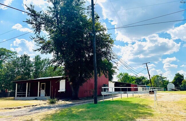Building Photo - 808 S Yosemite St