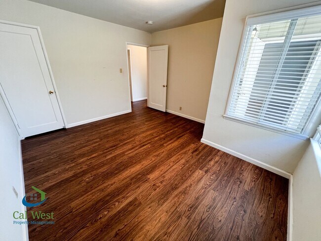 Building Photo - $2,595 - Darling 2 Bedroom 1 Bathroom Dupl...
