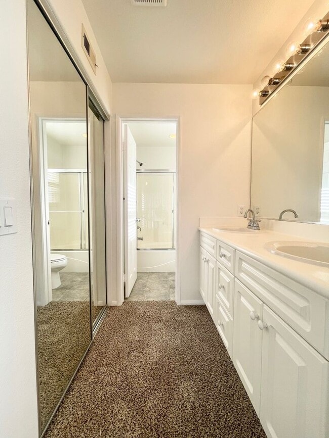 Building Photo - 2 Bedroom 2 Bath Condo with attached garage!