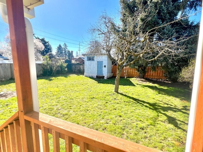 Building Photo - Portsmouth Neighborhood 3 story Home with Laminate H/W Floors, Fenced Backyard