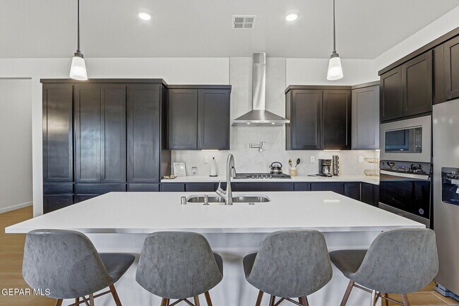 Building Photo - 244 Farnborough St