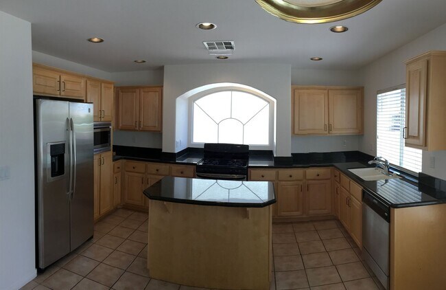 Building Photo - Gorgeous 3Bed/3Bath home located in Royal ...