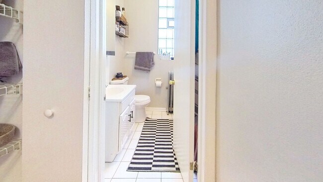 Building Photo - Second Floor East Lakeview One Bedroom Includes Heat