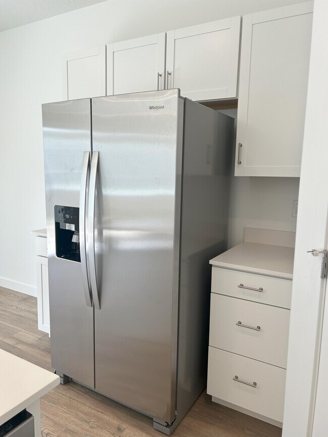 Building Photo - 613 N Pear Dr