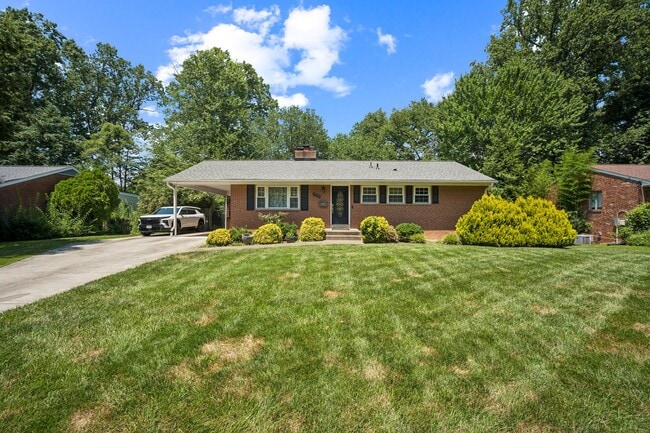 Primary Photo - Charming 4 Bedroom Brick Home - Ideal Loca...