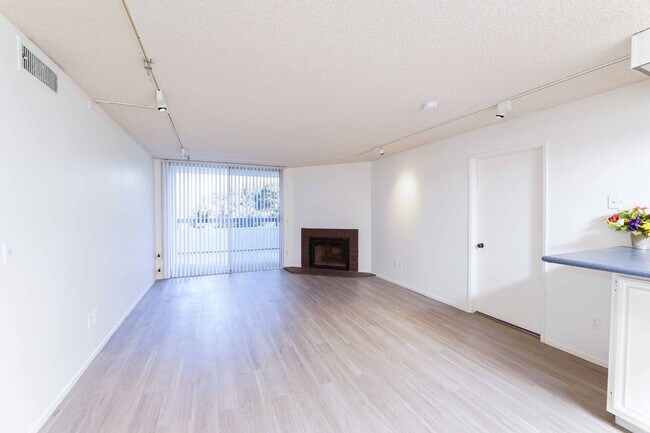 Building Photo - 2 Bedroom unit in Los Angeles