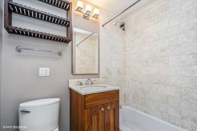 Building Photo - 2930 N Sheridan Rd