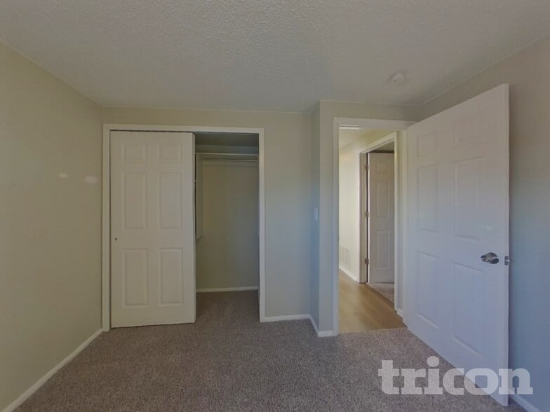 Building Photo - 4985 Montebello Dr