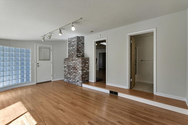 Building Photo - Tons of Space l Great Schools l Prime Sili...