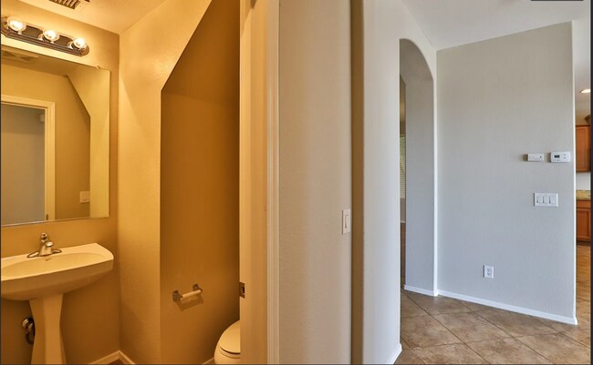 Building Photo - Spacious 6-Bedroom Home in Rovey Farm Estates