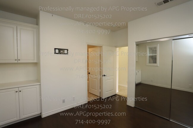 Building Photo - 8057 Sorrento Ln