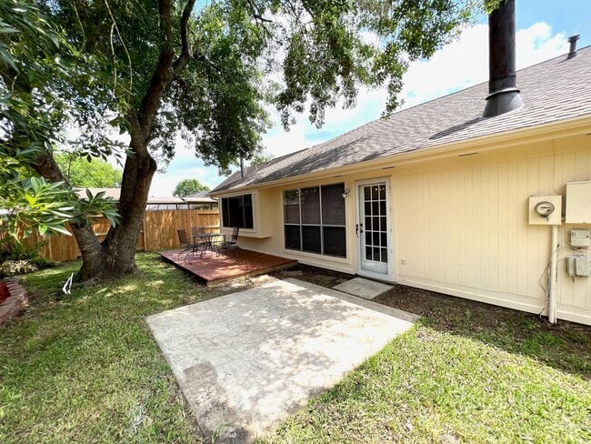 Building Photo - 4007 Lotus Dr