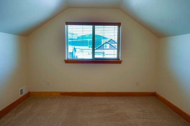 Building Photo - One Month's Free Rent
