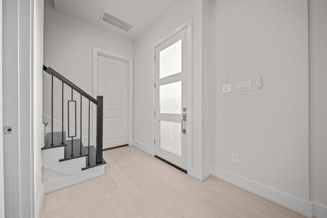 Building Photo - 4527 Davenport St
