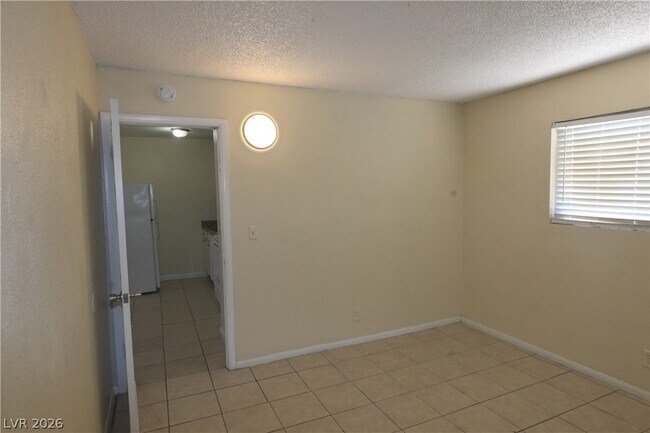 Building Photo - 3021 E Carey Ave