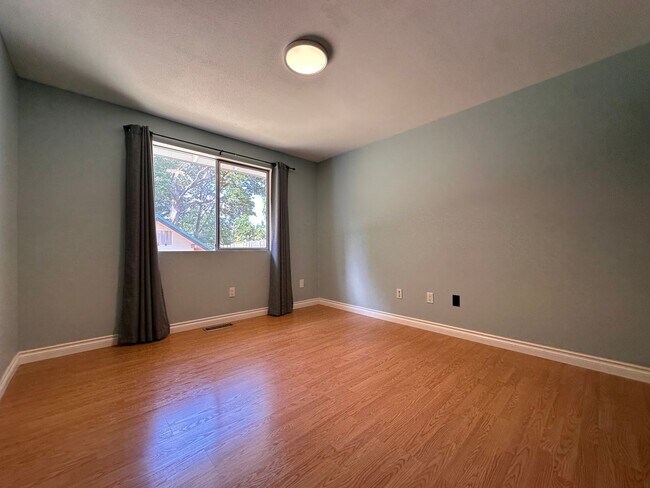 Building Photo - Cozy Woodinville Rambler waiting for its n...