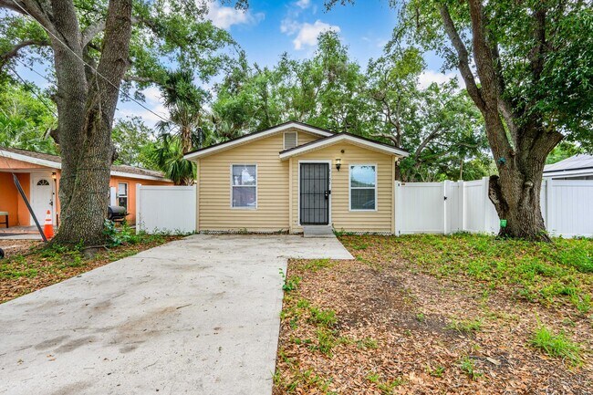 Building Photo - Charming 3-Bedroom Home with Renovated Int...