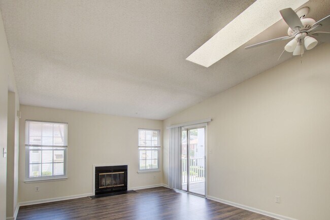 Building Photo - 2 Bedroom, 2 Bath Updated Condo, Newpointe...