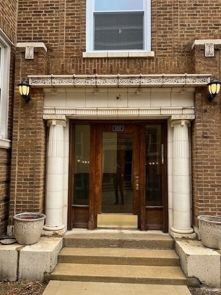 Building Photo - 6912 N Lakewood Ave