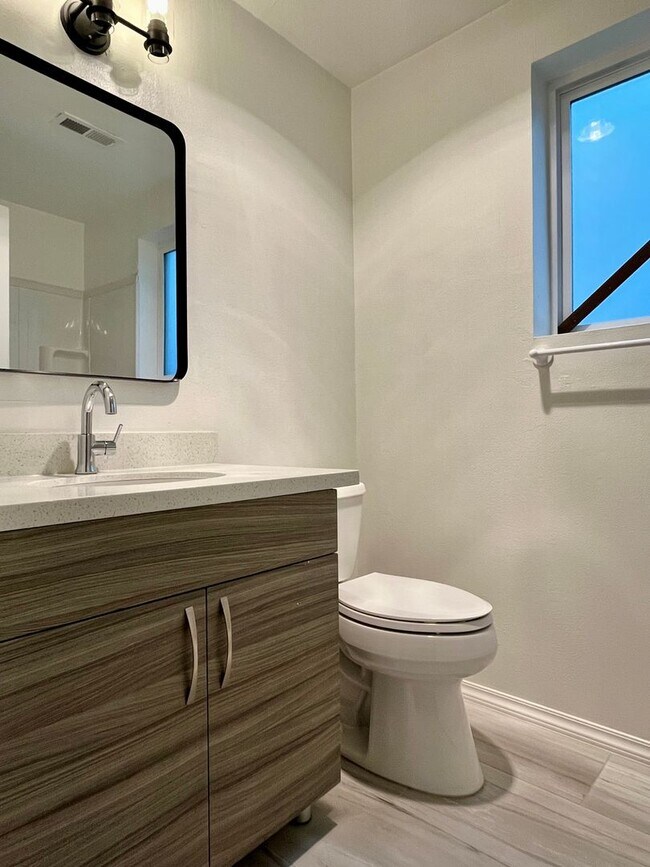 Building Photo - Charming 3BR/2BA Home in Prime Northeast S...