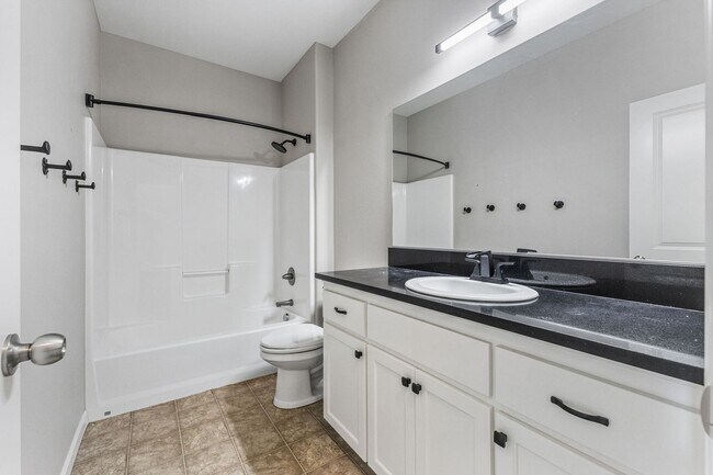 Building Photo - 5-bed, 3-bath Home in Scenic West Salem