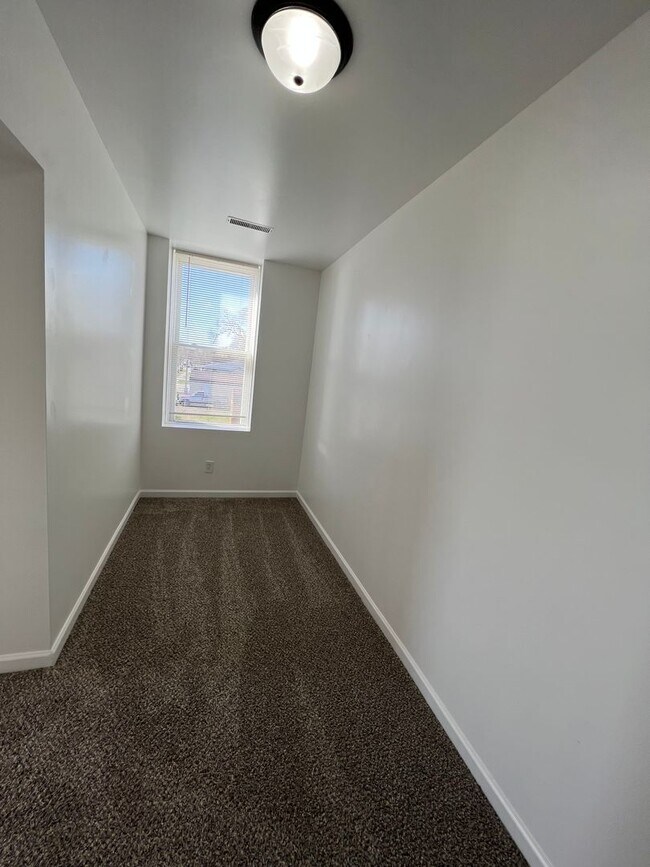Building Photo - Large newly remodeled one bedroom one bath apartment for lease now. Apply Today!