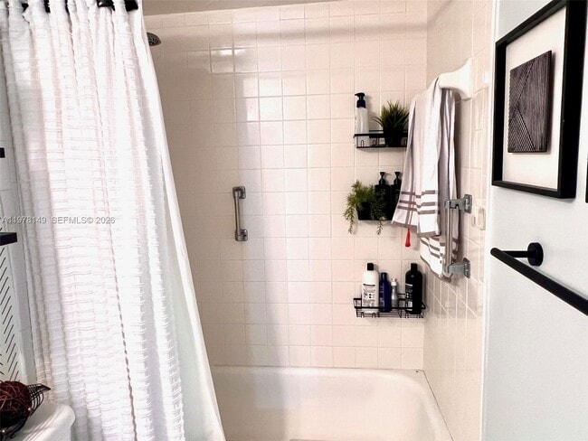 Building Photo - 2811 Somerset Dr