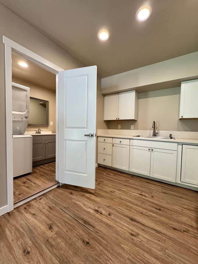 Building Photo - Available Now! 3 Bed/1.5 Bath Close to Downtown Lodi