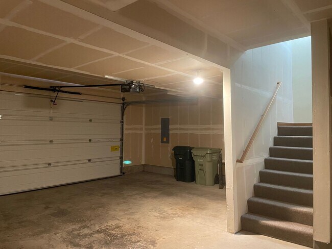 Building Photo - Lovely Corner Lot with Open Floor Plan, High Ceilings, Gourmet Kitchen.