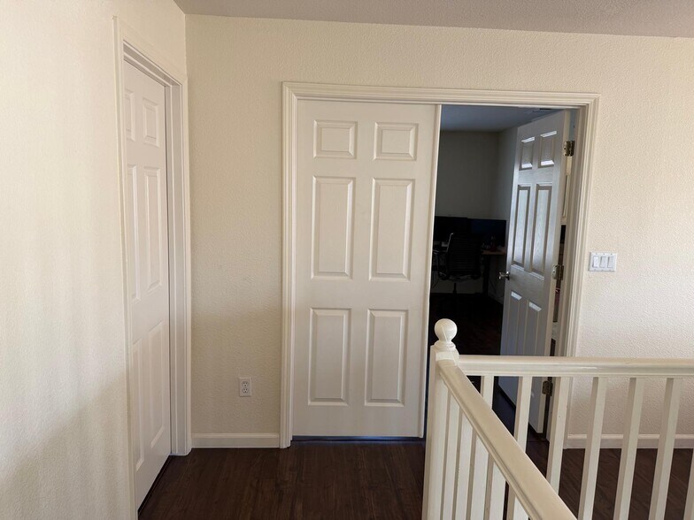 Building Photo - 1084 Huntly Dr