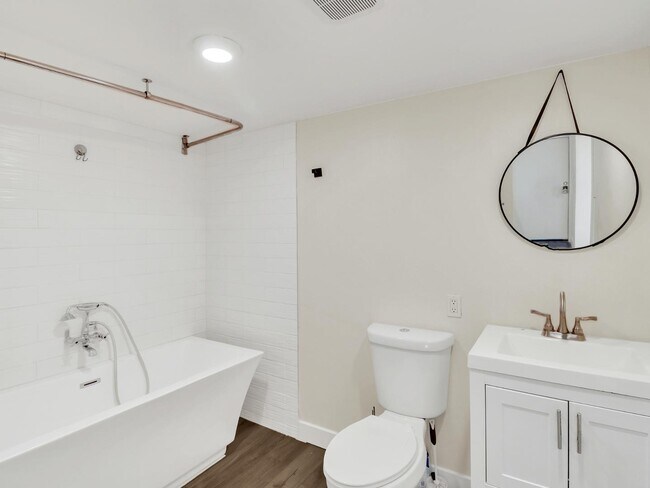 Building Photo - 544 W 17th Pl