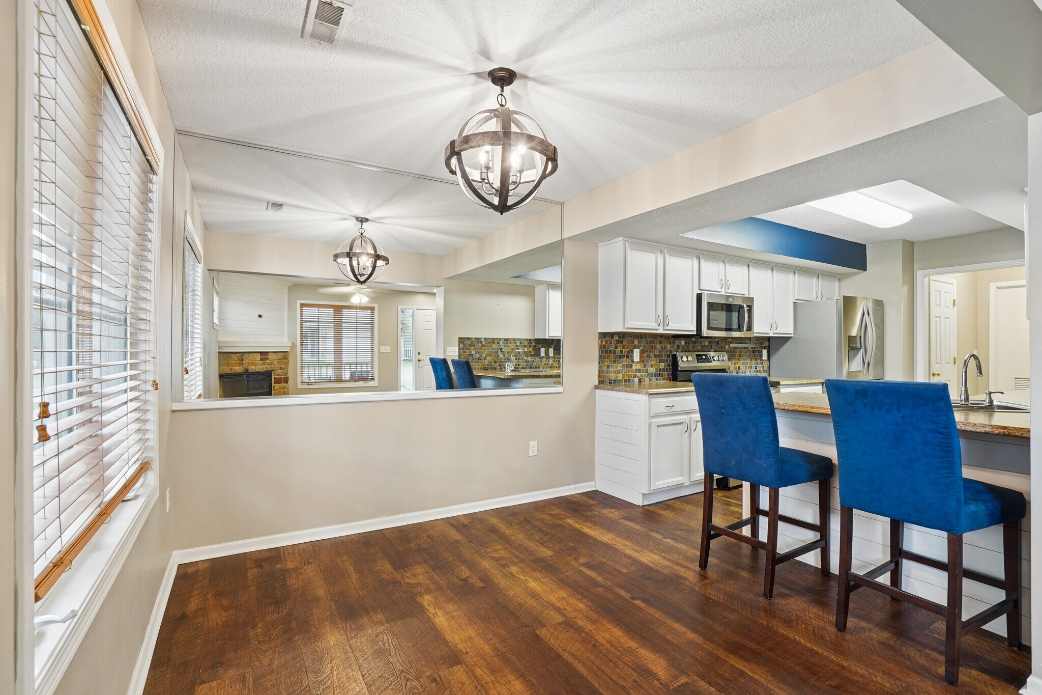 Building Photo - 2100 Meadow Chase Ln