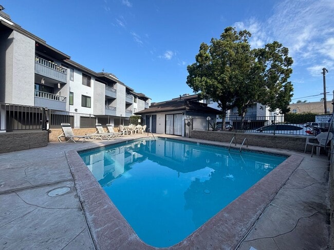 Building Photo - Beautiful 2BD/2BA W/ Private Balcony and In-Unit Laundry in Midway District! Move-in Special Deta...