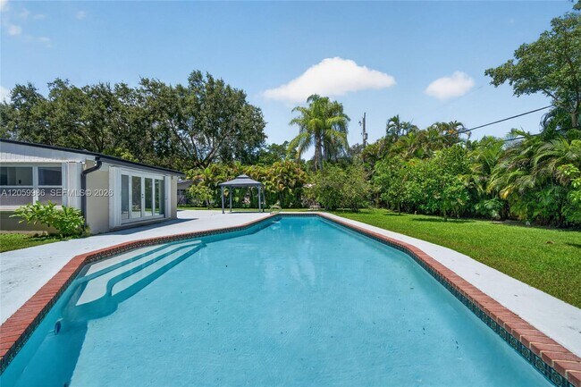 Building Photo - 12935 SW 81st Ave