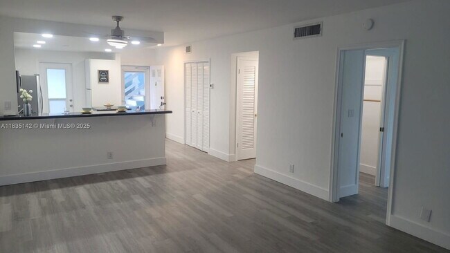 Building Photo - 1100 Pine Dr