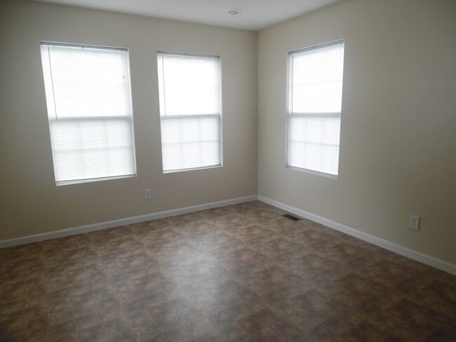 Building Photo - 4-bedroom, 2-bathroom home in a great Eastside Terre Haute location.