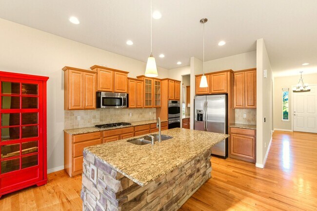Building Photo - Beacon Point 5 Bedroom Ranch, 3-Car Garage...
