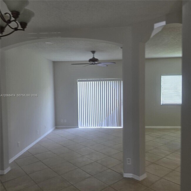 Building Photo - 4730 Lago Vista Dr