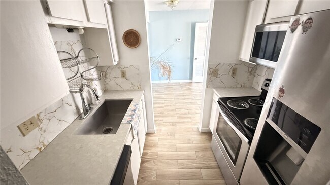 Building Photo - 6200 W Tidwell Rd