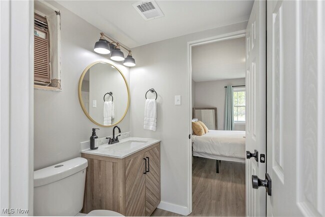 Building Photo - 754 Hemlock Dr
