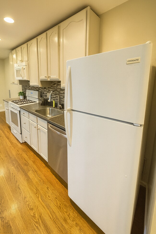 Building Photo - 1913 Rosedale St NE