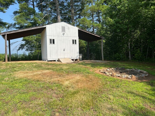 Building Photo - Leicester - Immaculate home on 3/4 acre